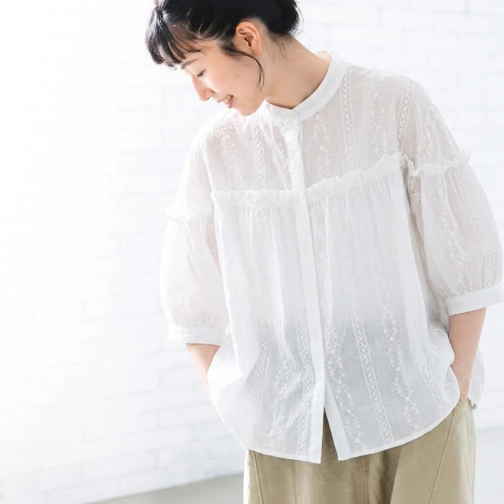 木漏れ日と並ぶ、ストライプの刺繍シャツ