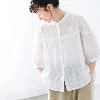 木漏れ日と並ぶ、ストライプの刺繍シャツ