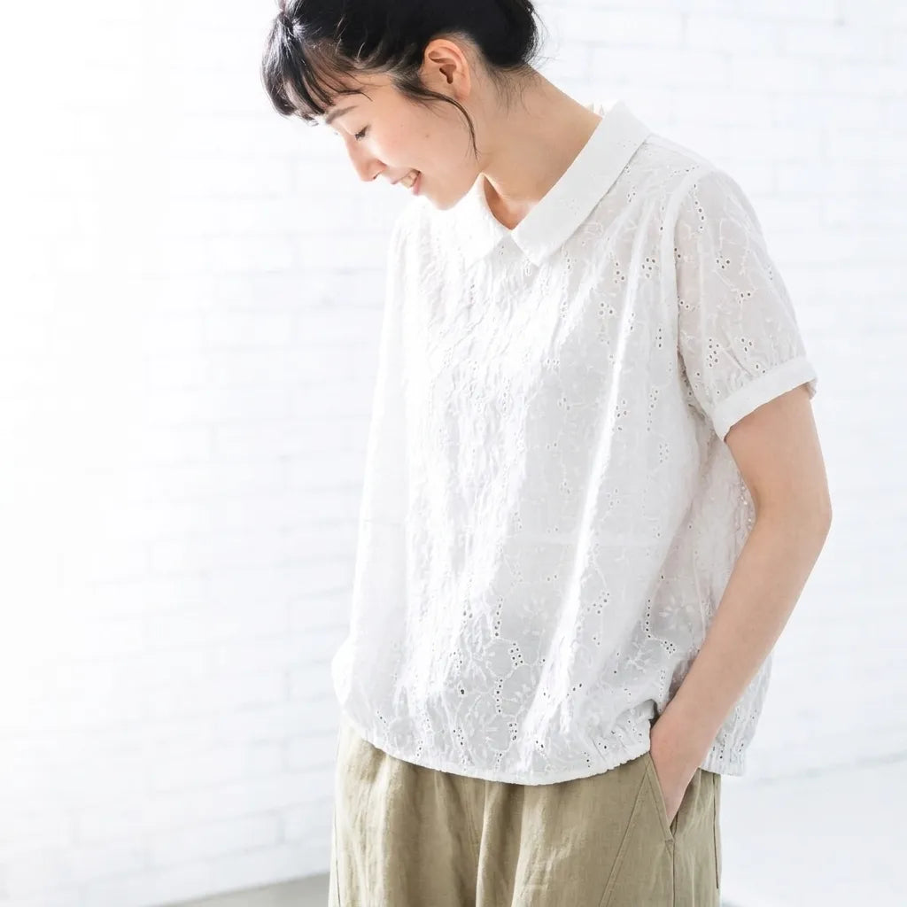 夏の木漏れ日をすくい取った、透かし刺繍の ブラウス