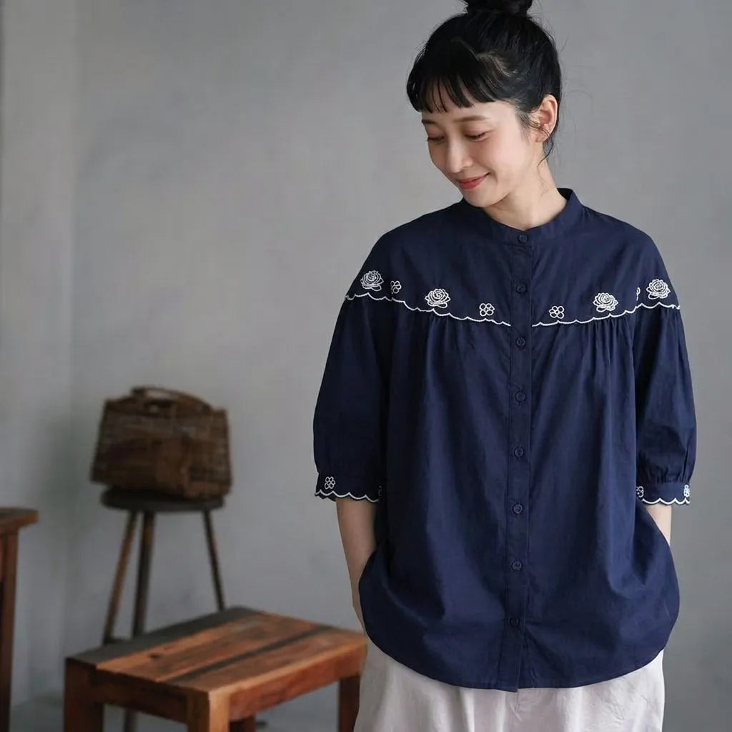 刺繍が咲く、コットンリネンのシャツ