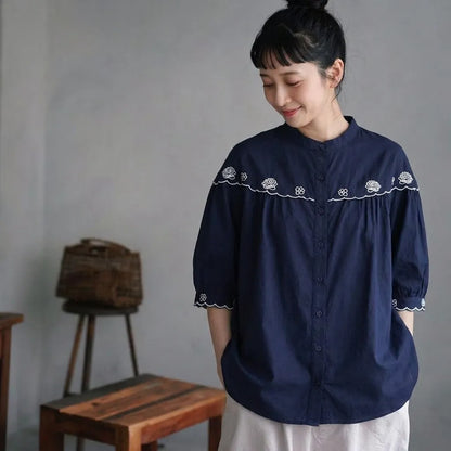 刺繍が咲く、コットンリネンのシャツ