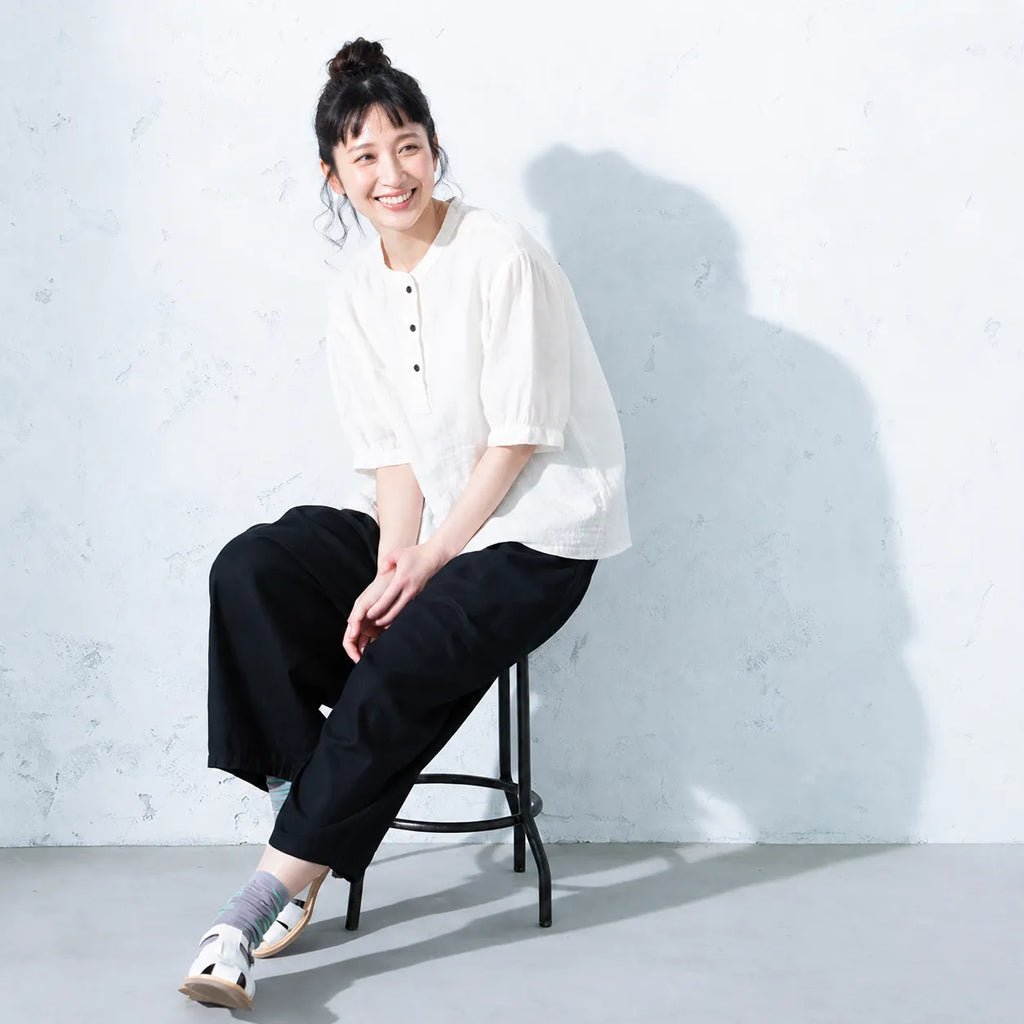 さらりと羽織って、それだけでいい。コットンリネンシャツ。