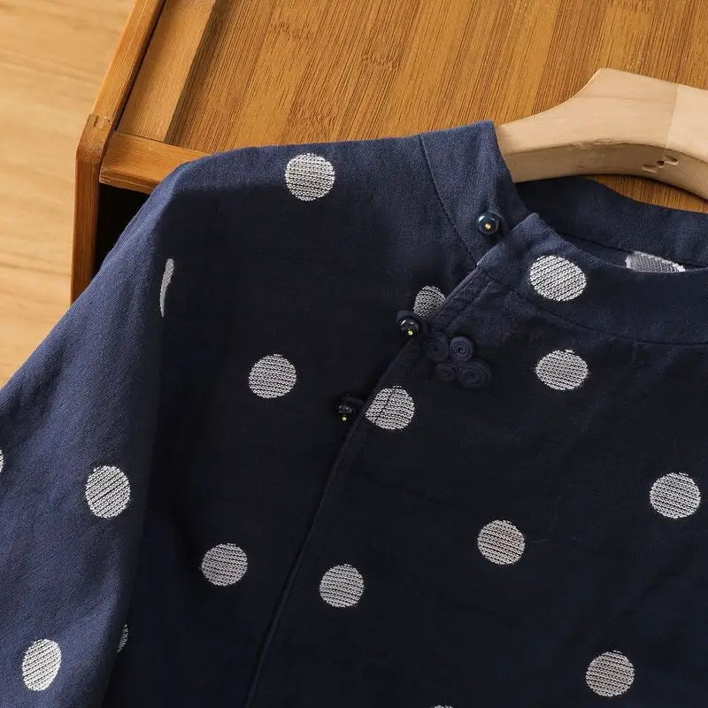 水玉に刺繍を添えた、コットンリネンのシャツ