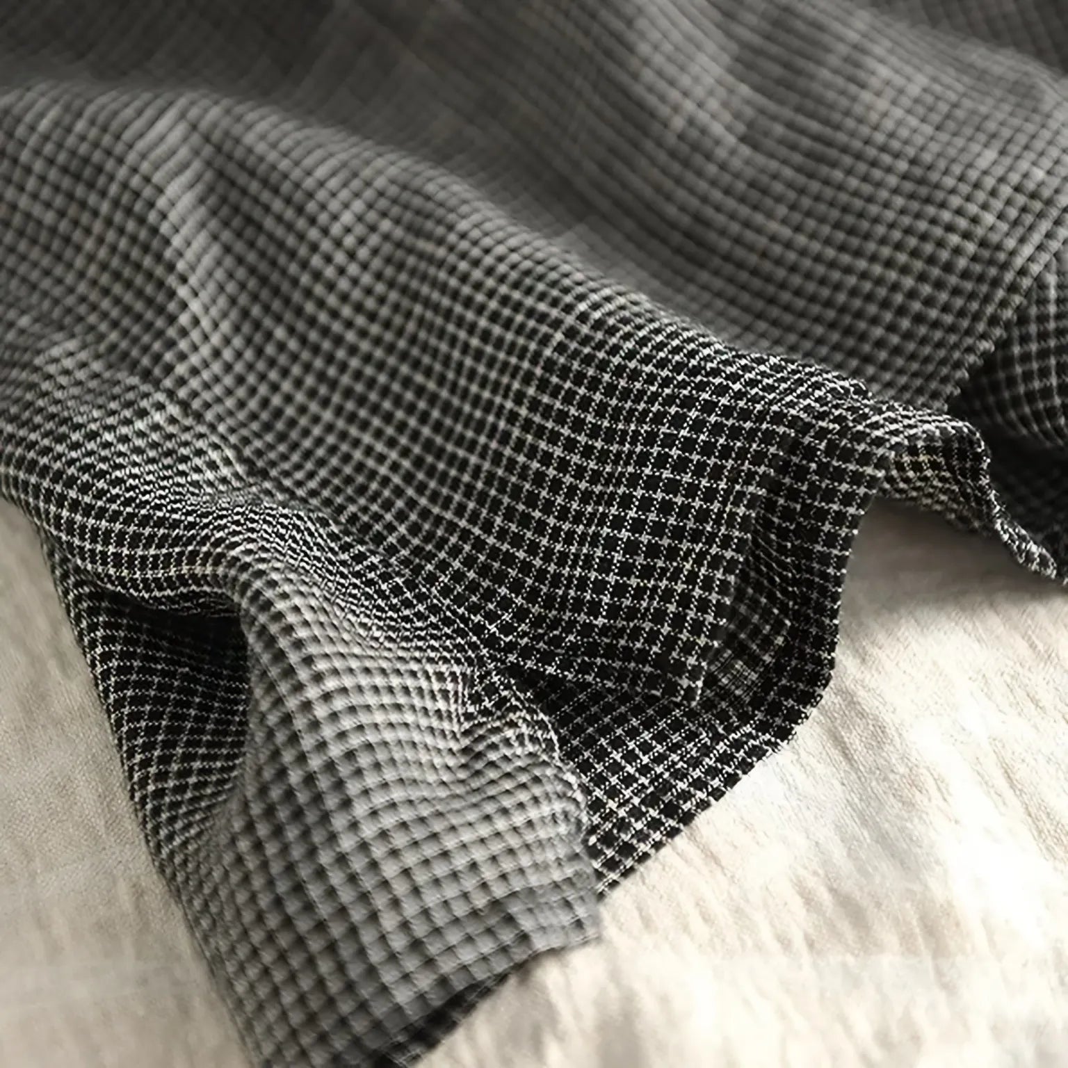 いつもの景色に、小さな格子模様を。ゆるり格子 T シャツ