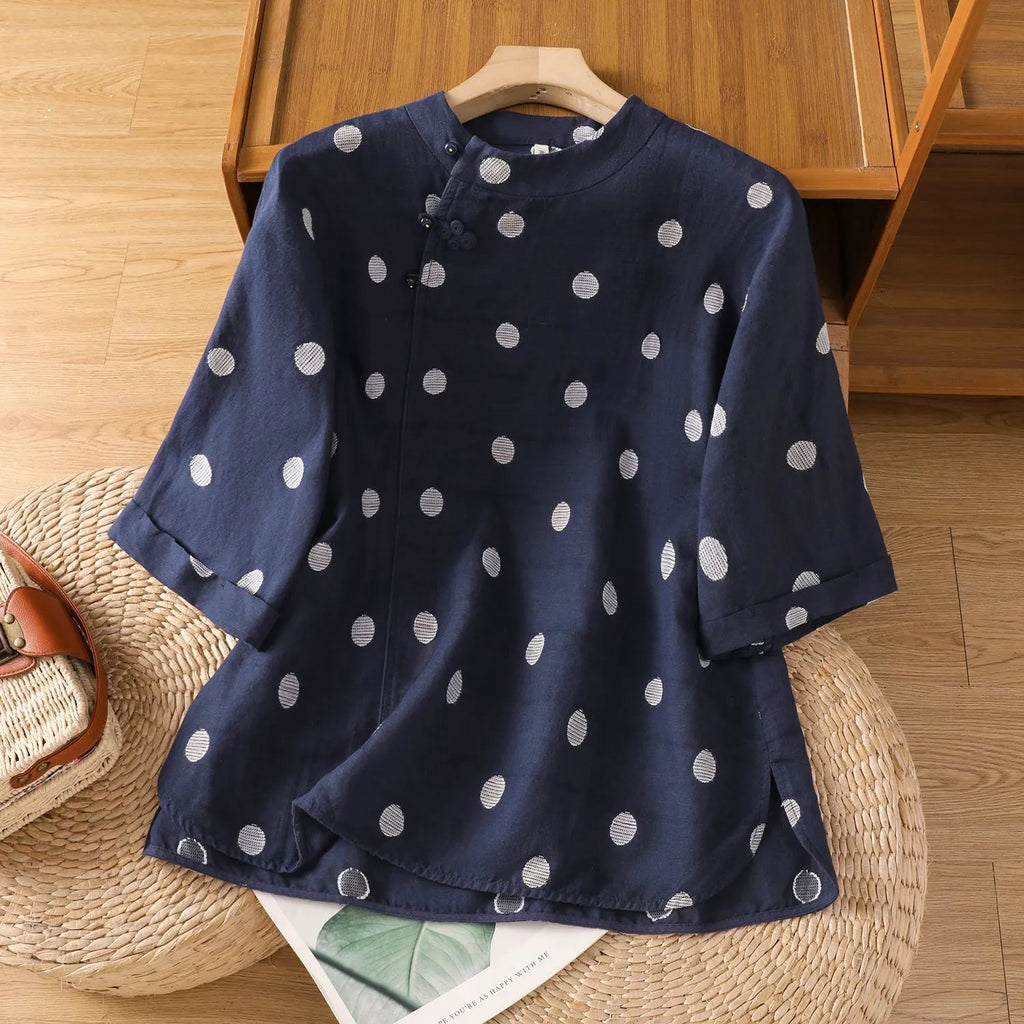 水玉に刺繍を添えた、コットンリネンのシャツ
