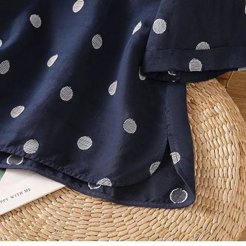 水玉に刺繍を添えた、コットンリネンのシャツ
