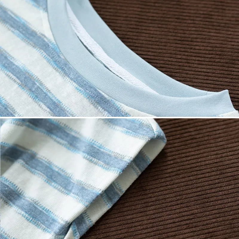 晴れた日のまぶしい波の色、丸首のフレンチTシャツ