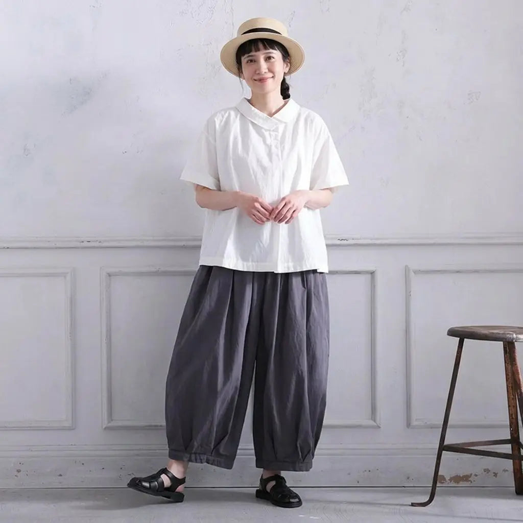 古いジャズバーでレコードの針を落とす、ナチュラルブラウス