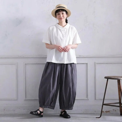 古いジャズバーでレコードの針を落とす、ナチュラルブラウス