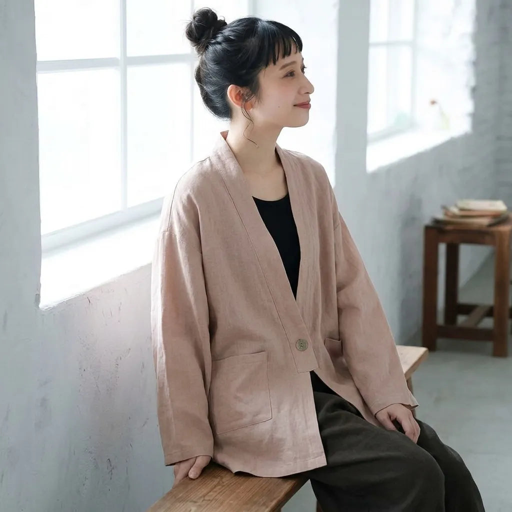 風待ち通りの木陰で、さらりと羽織るリネンのフードジャケット