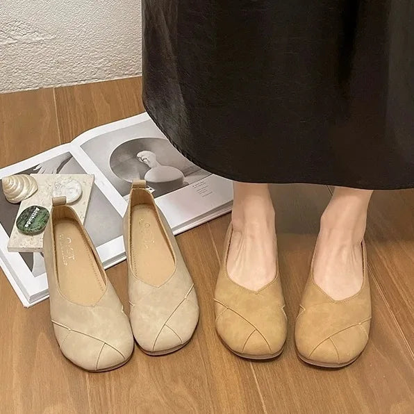 素足にそっと寄り添う、軽やかに街を歩むレザーパンプス