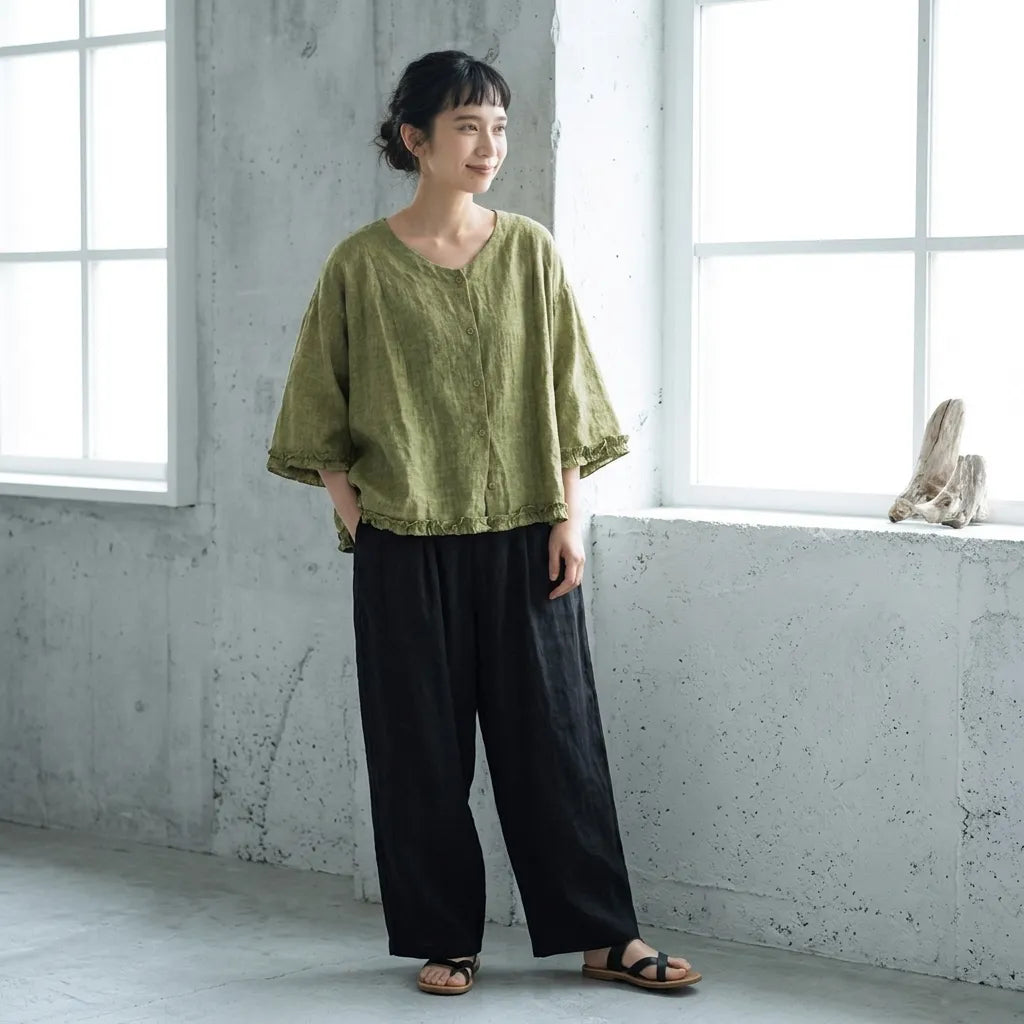 草花の余韻をまとう、ジャカードリネンのVネックブラウス