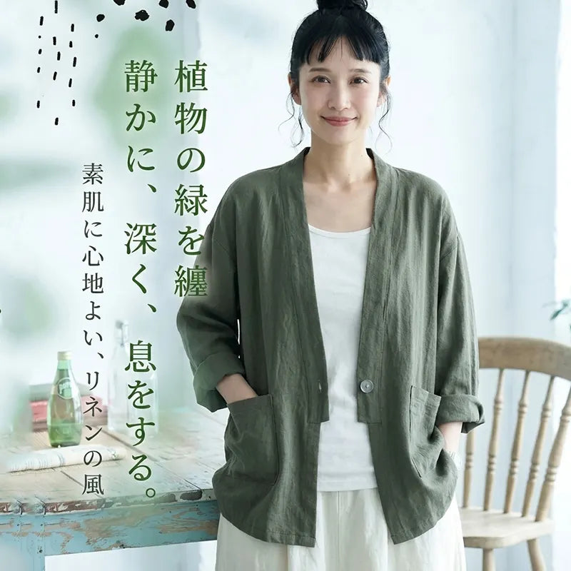 風待ち通りの木陰で、さらりと羽織るリネンのフードジャケット