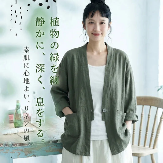 風待ち通りの木陰で、さらりと羽織るリネンのフードジャケット