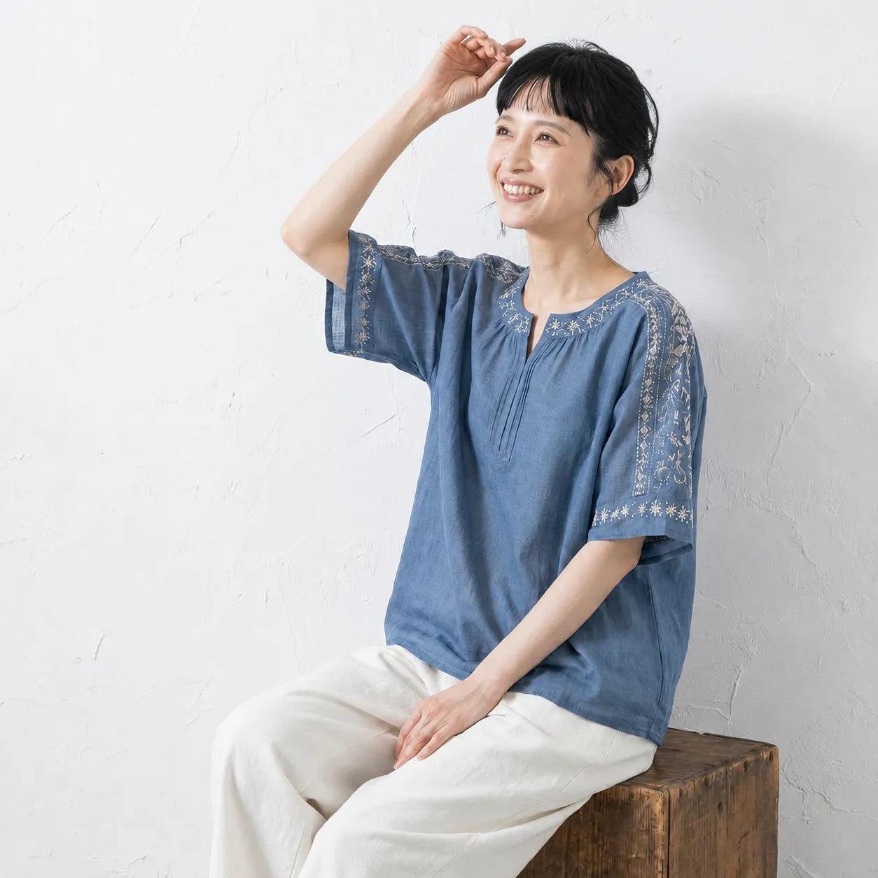 刺繍入りVネックコットンリネンゆったりシャツ