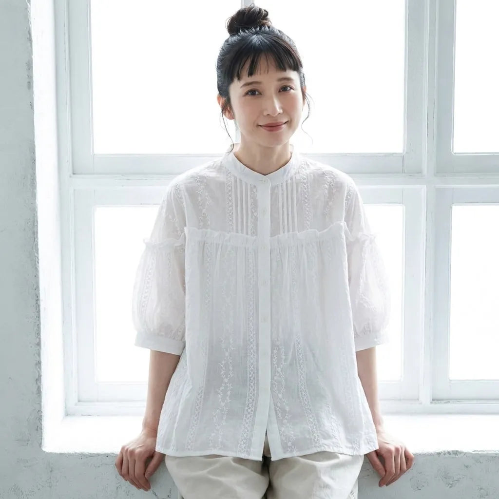 木漏れ日と並ぶ、ストライプの刺繍シャツ
