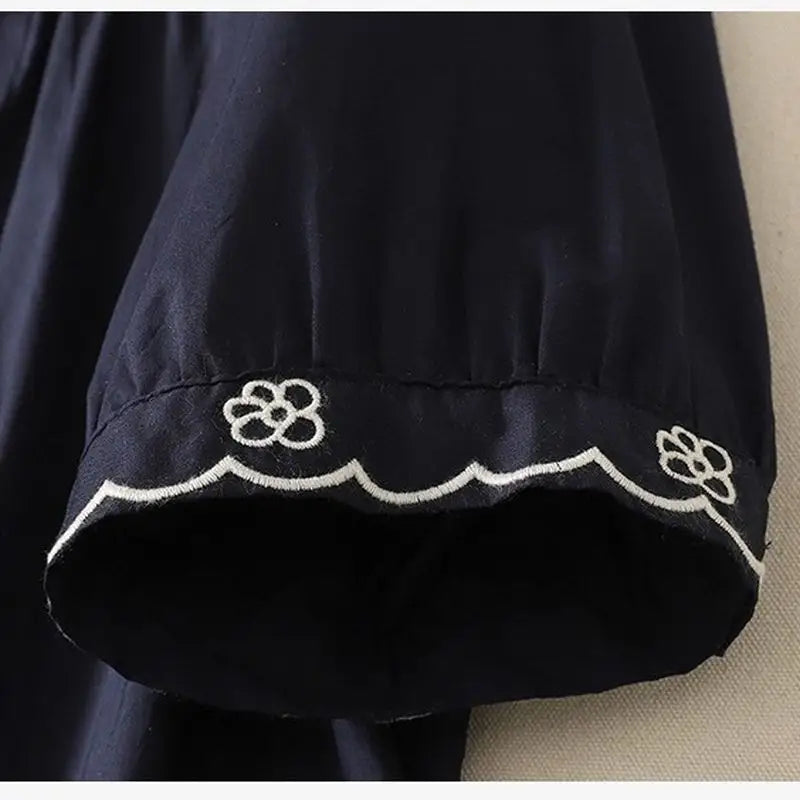 刺繍が咲く、コットンリネンのシャツ