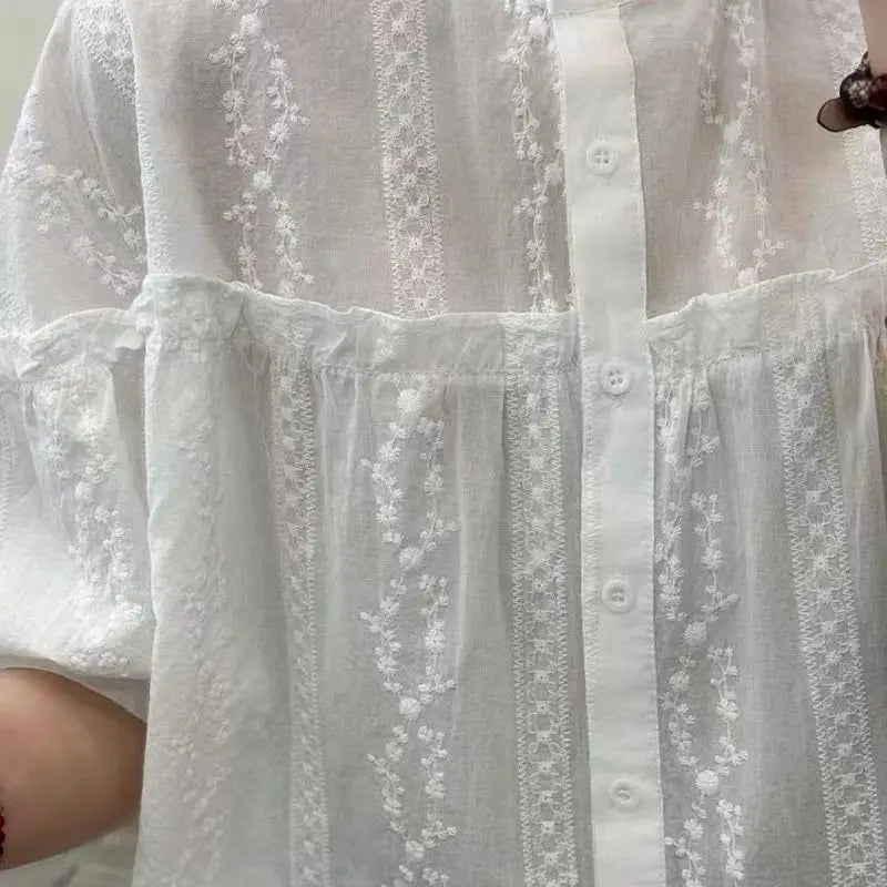 木漏れ日と並ぶ、ストライプの刺繍シャツ