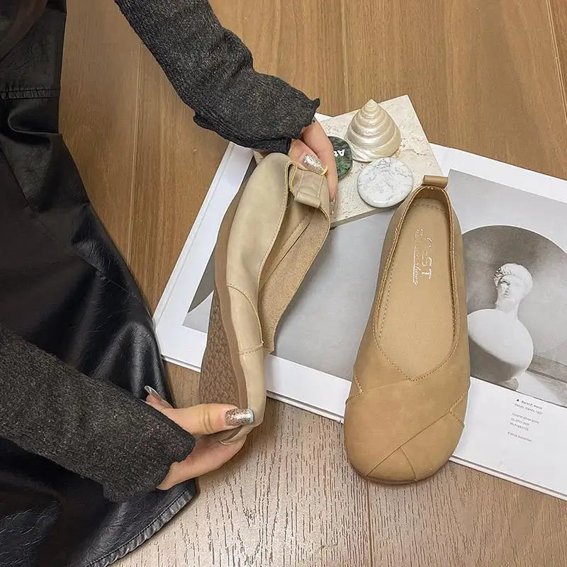 素足にそっと寄り添う、軽やかに街を歩むレザーパンプス