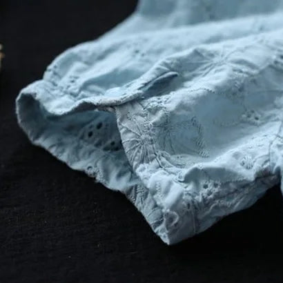 夏の木漏れ日をすくい取った、透かし刺繍の ブラウス