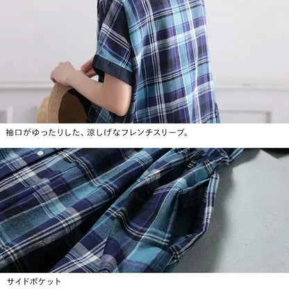 夏風に揺れるノースリ青チェックワンピース