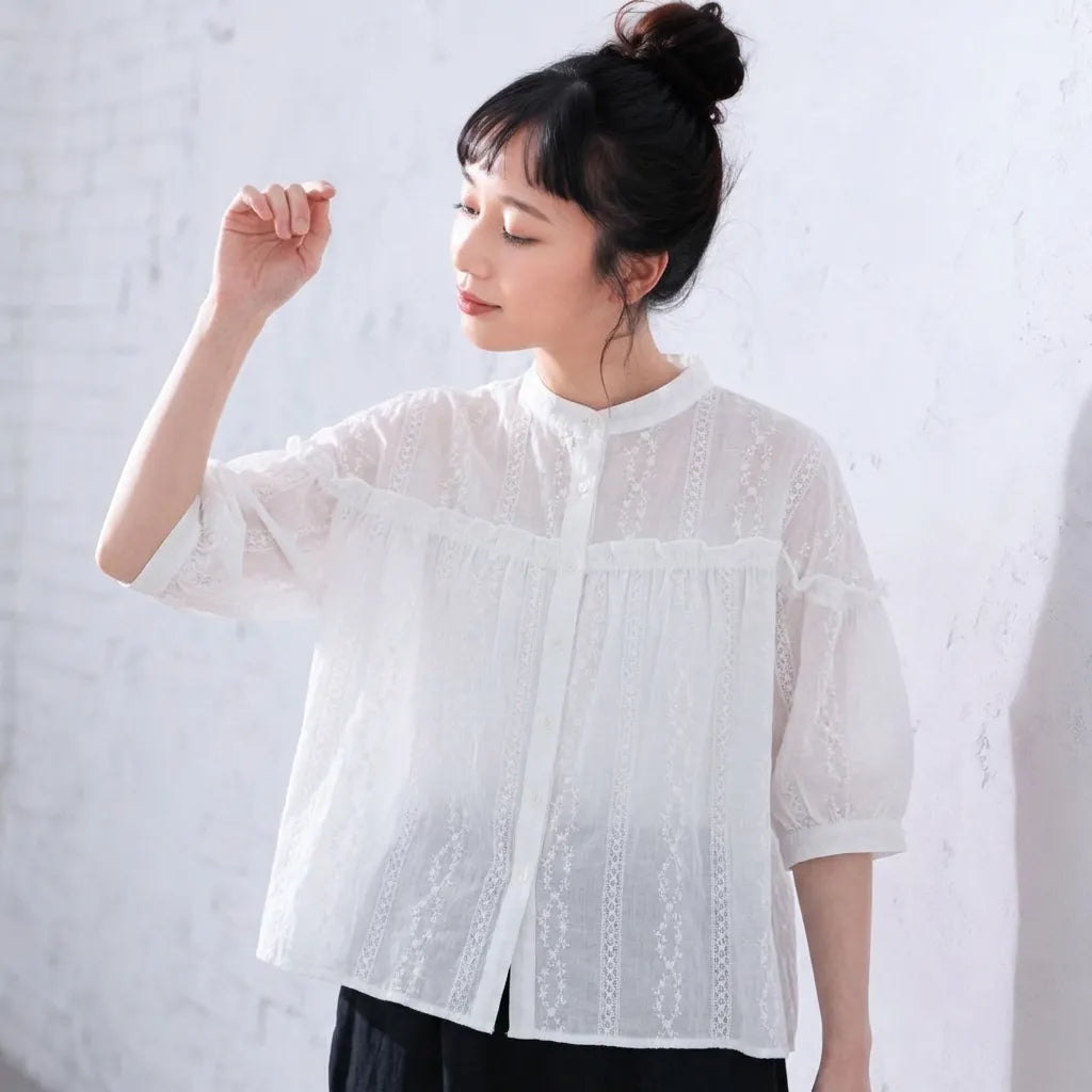 木漏れ日と並ぶ、ストライプの刺繍シャツ
