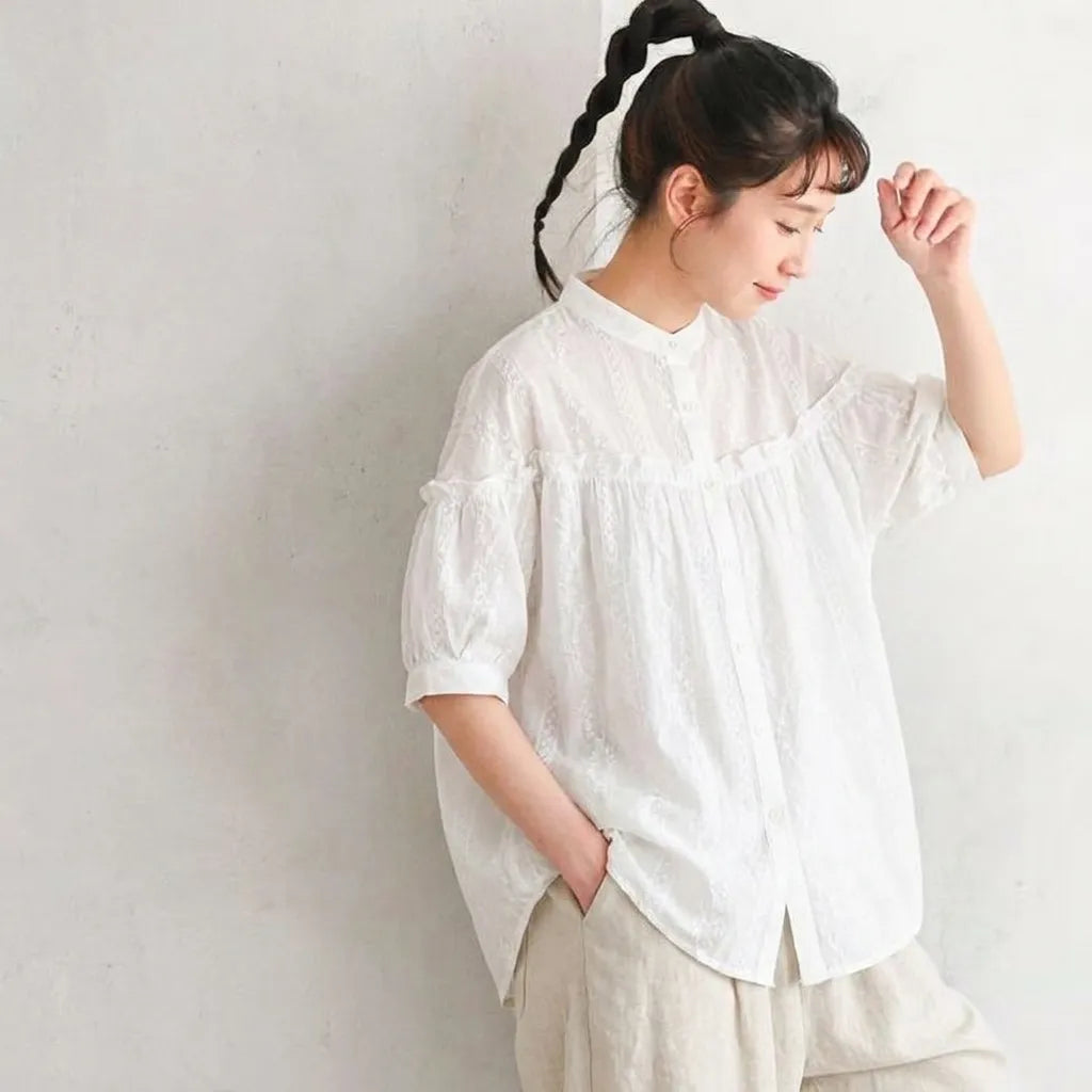 木漏れ日と並ぶ、ストライプの刺繍シャツ