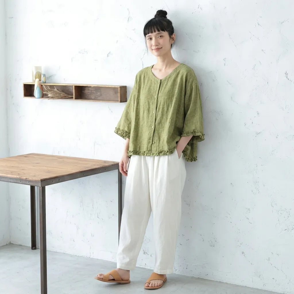 草花の余韻をまとう、ジャカードリネンのVネックブラウス
