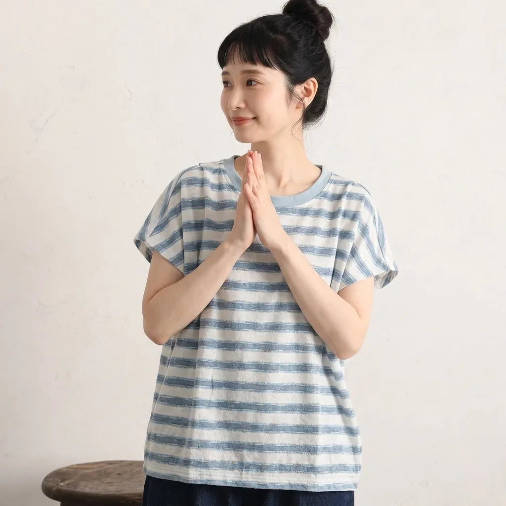 晴れた日のまぶしい波の色、丸首のフレンチTシャツ