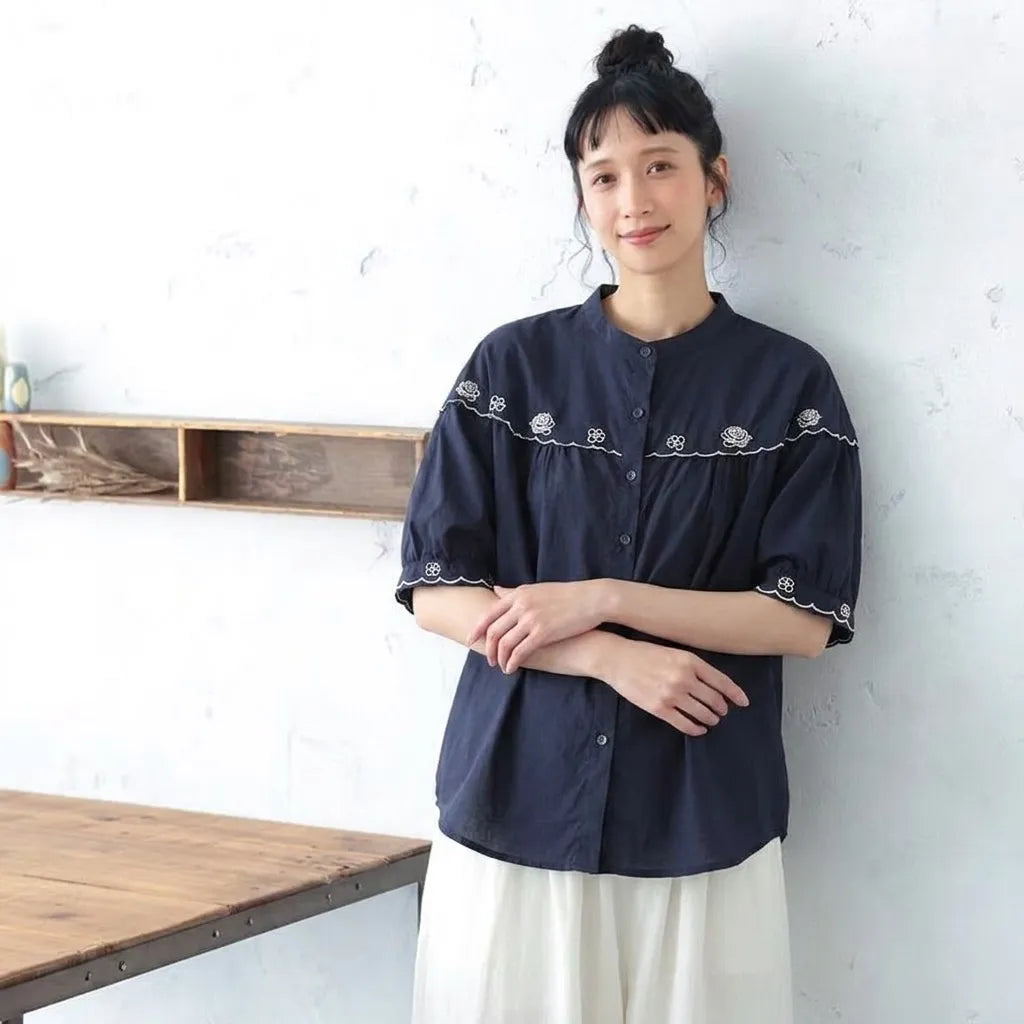 刺繍が咲く、コットンリネンのシャツ