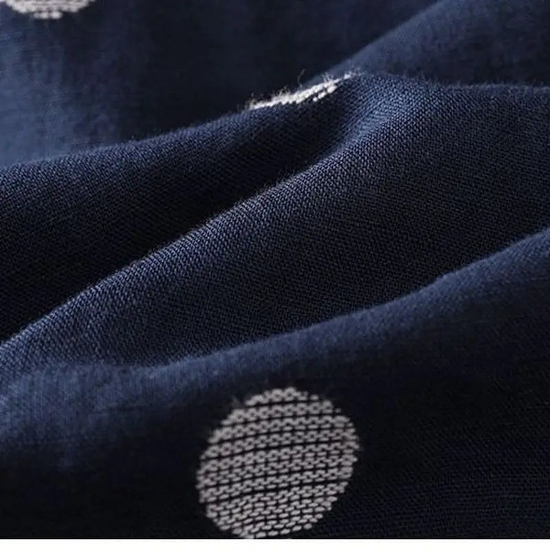 水玉に刺繍を添えた、コットンリネンのシャツ