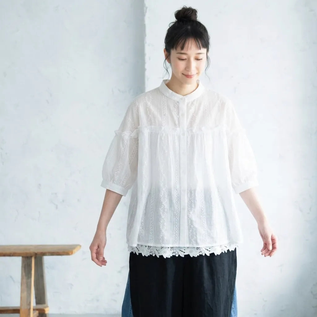 木漏れ日と並ぶ、ストライプの刺繍シャツ