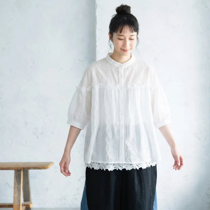 木漏れ日と並ぶ、ストライプの刺繍シャツ