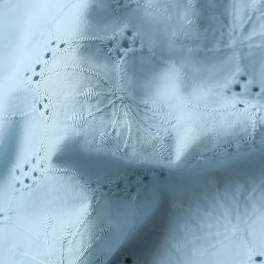 夏の木漏れ日をすくい取った、透かし刺繍の ブラウス