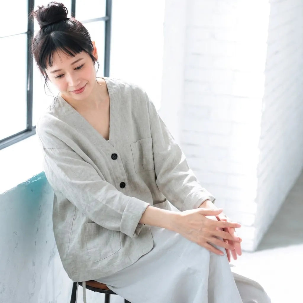甘すぎない大人の横顔に、くったり優しい上着ブラウス