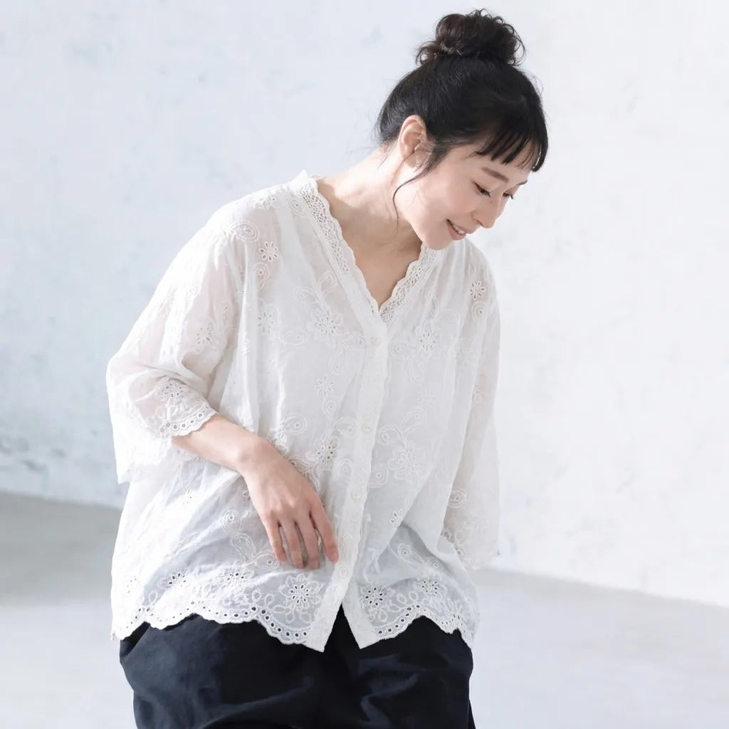 気負わずに品をまとう、透かし編みブラウス