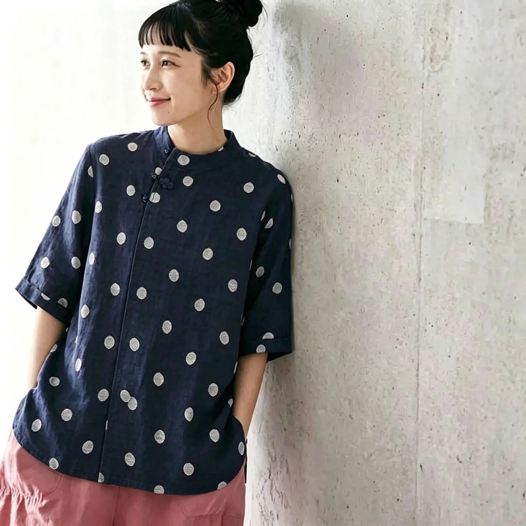 水玉に刺繍を添えた、コットンリネンのシャツ