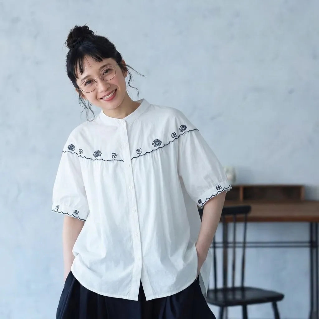刺繍が咲く、コットンリネンのシャツ