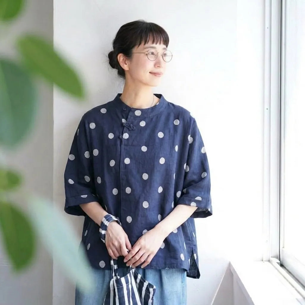 水玉に刺繍を添えた、コットンリネンのシャツ