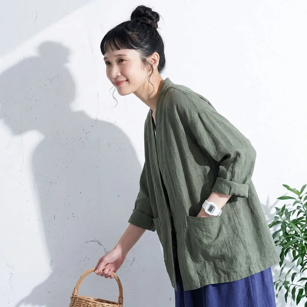 風待ち通りの木陰で、さらりと羽織るリネンのフードジャケット