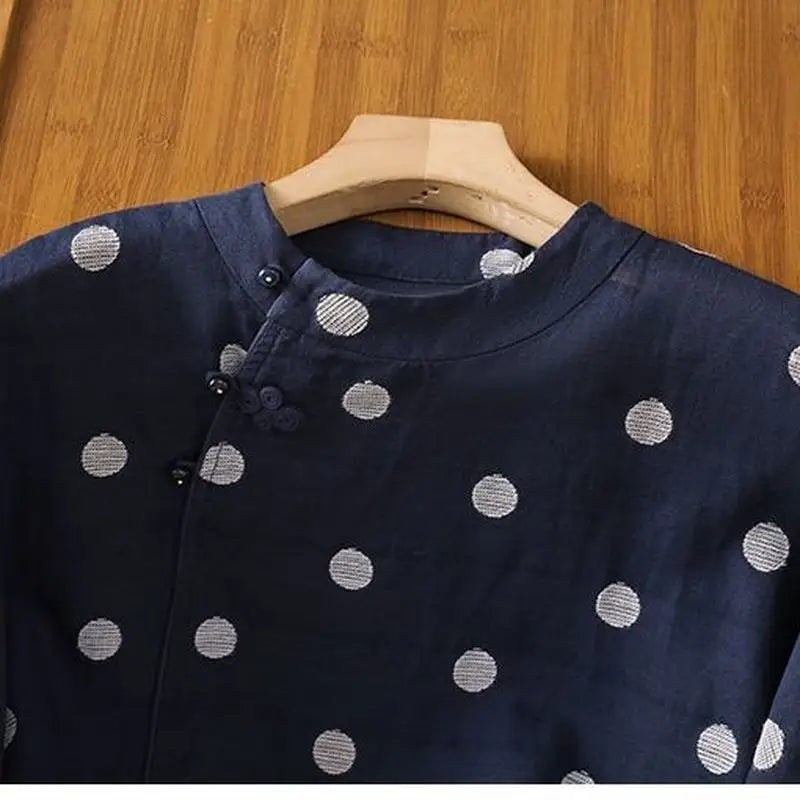 水玉に刺繍を添えた、コットンリネンのシャツ
