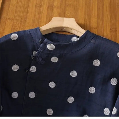 水玉に刺繍を添えた、コットンリネンのシャツ