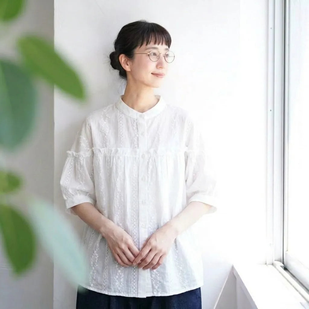木漏れ日と並ぶ、ストライプの刺繍シャツ