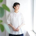 木漏れ日と並ぶ、ストライプの刺繍シャツ