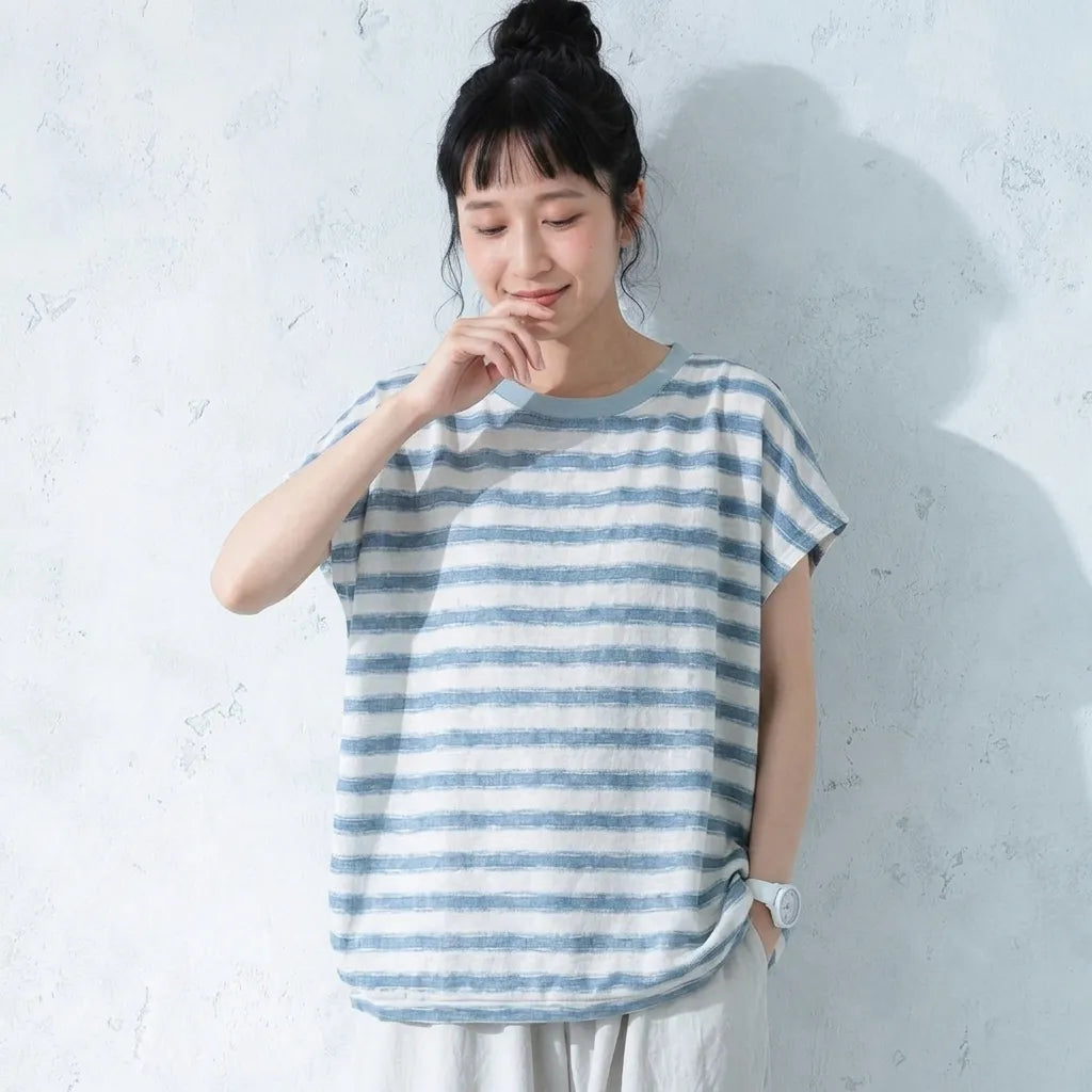 晴れた日のまぶしい波の色、丸首のフレンチTシャツ