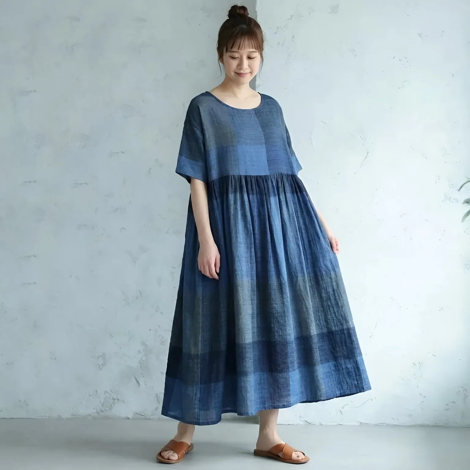 木陰を歩く日の、ゆったりチェックワンピース
