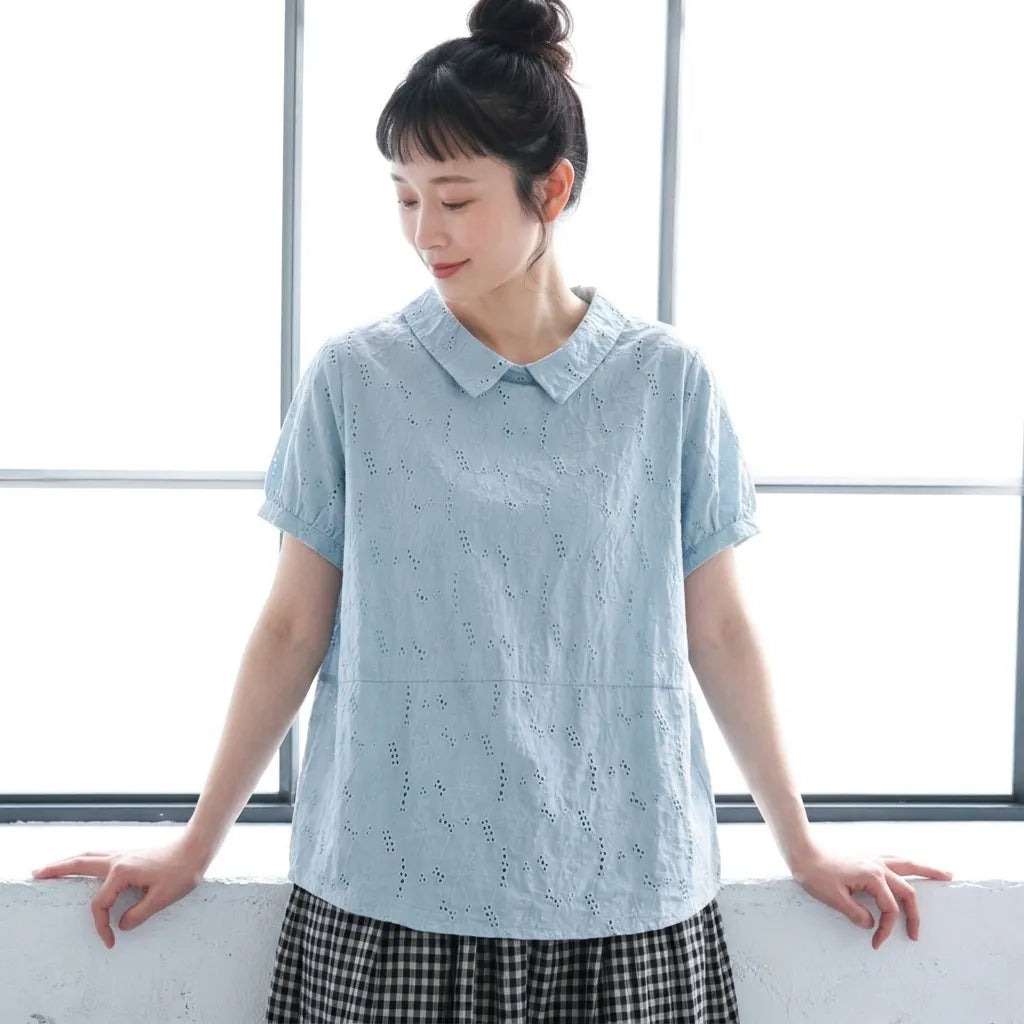 夏の木漏れ日をすくい取った、透かし刺繍の ブラウス