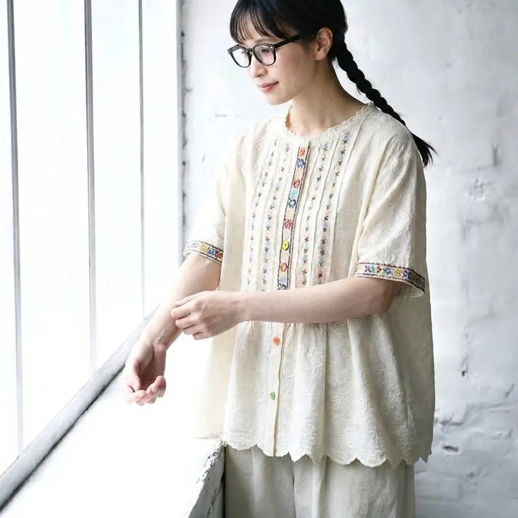 刺繍レースをまとった、ゆるりシャツ