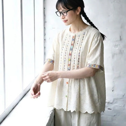 刺繍レースをまとった、ゆるりシャツ