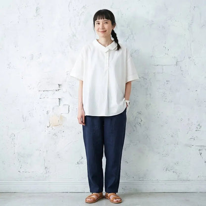 古いジャズバーでレコードの針を落とす、ナチュラルブラウス